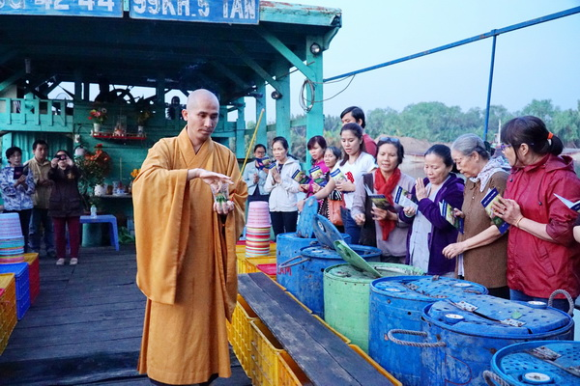 Đoàn Từ Thiện Chùa Hưng Phước Phóng Sanh Cá_Lần 1-2017/11-02-2017